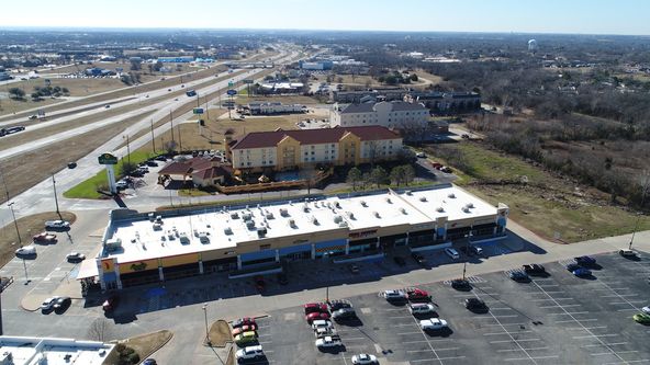 Shafer Crossing Retail Center: 2918 N US Highway 75, Sherman, TX 75090